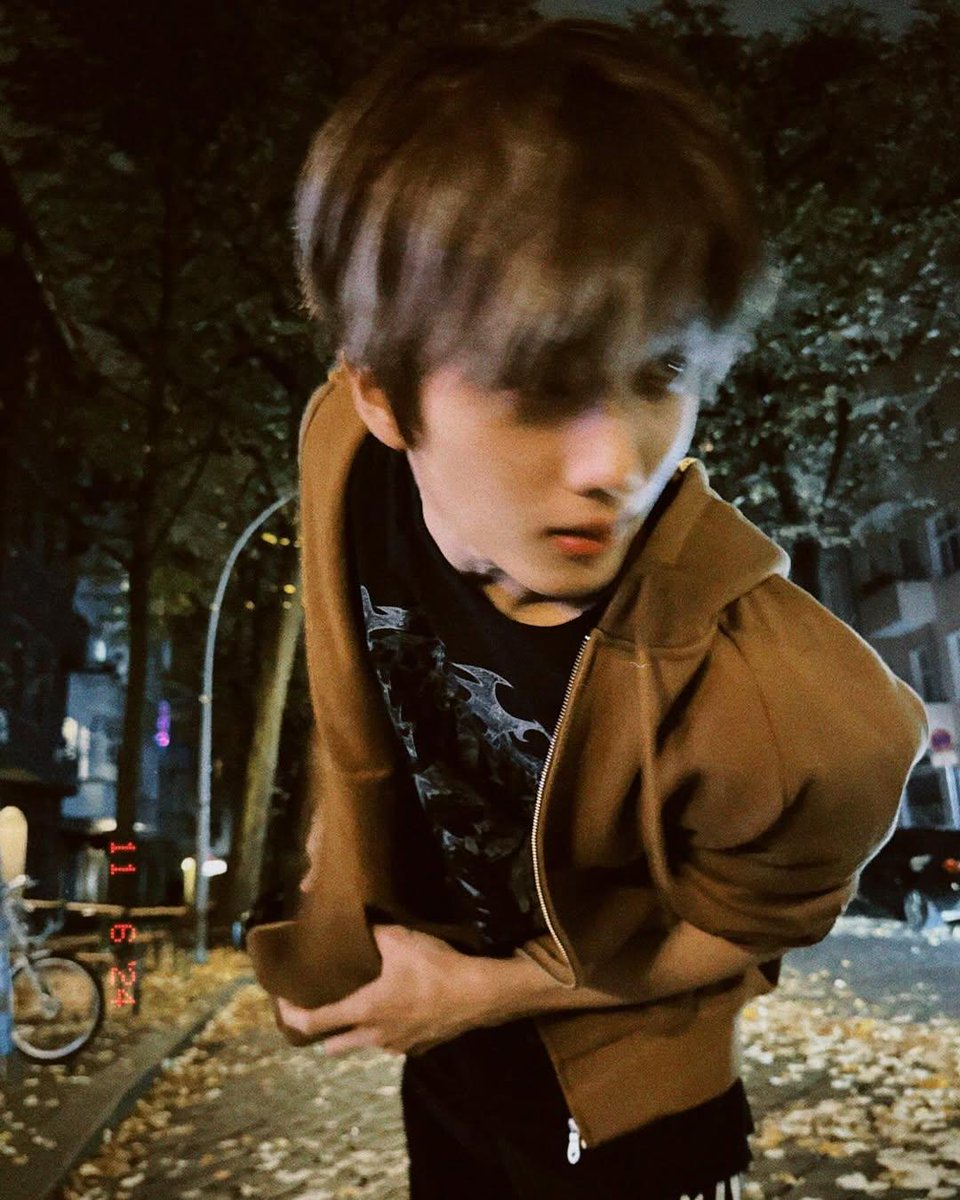tlmkkd's tweet photo. ° jisung twt upd.:

   сорян что пропал, решил себе мини выходные сделать, но кажись чуток перегнул. постараюсь больше так не делать, честно. зато когда я отдыхал я хорошенько погулял и встретился с друзьями, теперь я полон сил и энергии!!!
 have a good evening. ✨ https://t.co/PGGkQZLesq