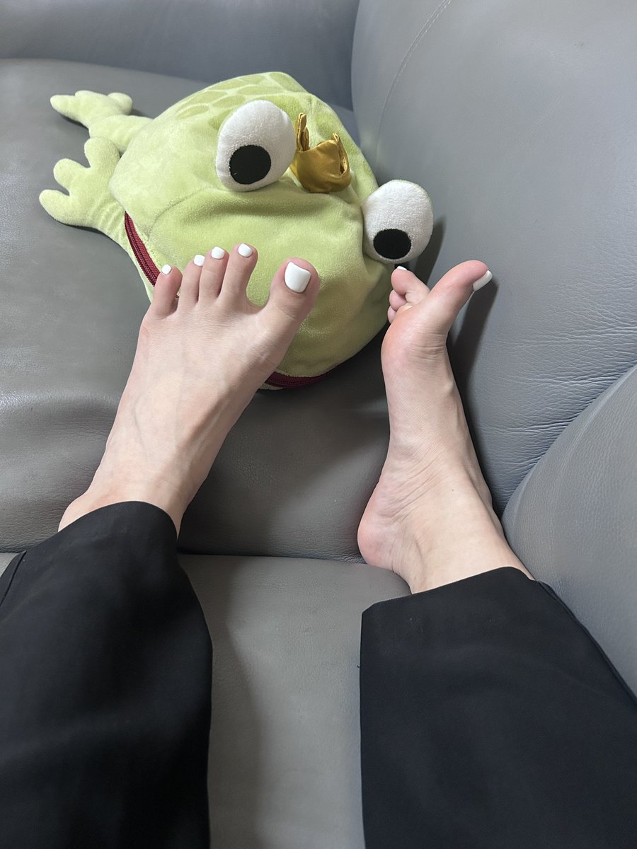 青蛙王子👑在看我的腳 他可能想舔 你覺得呢？