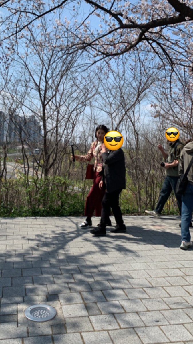 iszve's tweet photo. 어제 여의도 윤중로 벚꽃길에서 촬영 중인 이미주 봄 🥰 근데 코디가 🙄 https://t.co/6blJBYh5T0