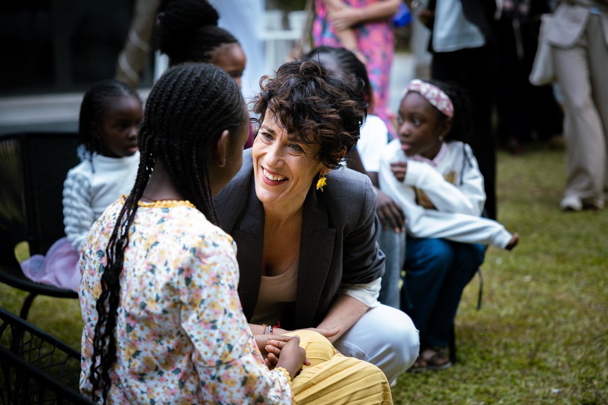 ICDakar's tweet photo. Visite officielle de @elmasaiz à Dakar.
La ministre de l’@inclusiongob inaugure un programme éducatif pour les enfants espagnols d’origine sénégalaise et les bénéficiaires de projets de migration professionnelle.
L’espagnol, langue d’opportunités.
#EspagneSénégal #Inclusion https://t.co/Cs3SPNo2nz