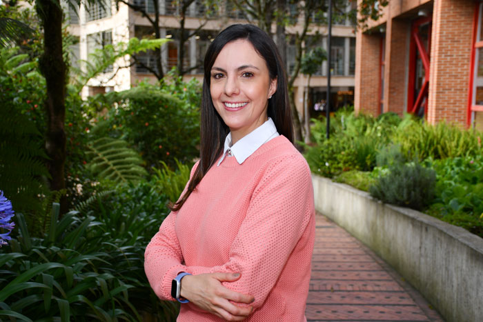 GobiernoUAndes's tweet photo. #Noticia I La profesora @AngelaGuarin  fue promovida a profesora asociada de la Escuela de Gobierno. Destacamos este logro como un reconocimiento a su compromiso con la docencia, la investigación y el desarrollo institucional.
✏️Te invitamos a leer la nota completa aquí: https://t.co/qg3B6IuIKB