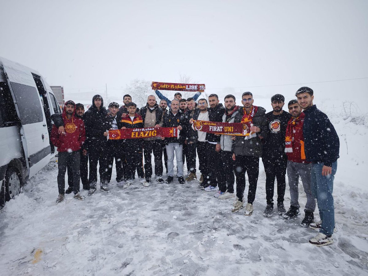 ultrAslan's tweet photo. Karda yağmurda çamurda, maça ikinci yarı girebilen, yollarda kalıp hiç giremeyen Samsun’da şampiyonluk yolunda aslanlarımızın yanında olan herkesin ayağına sesine ve nefesine sağlık.

Dönüş yolunda tüm taraftarlarımıza kazasız belasız yolculuklar dileriz.

#ultrAslan https://t.co/LAJ5kwFolR