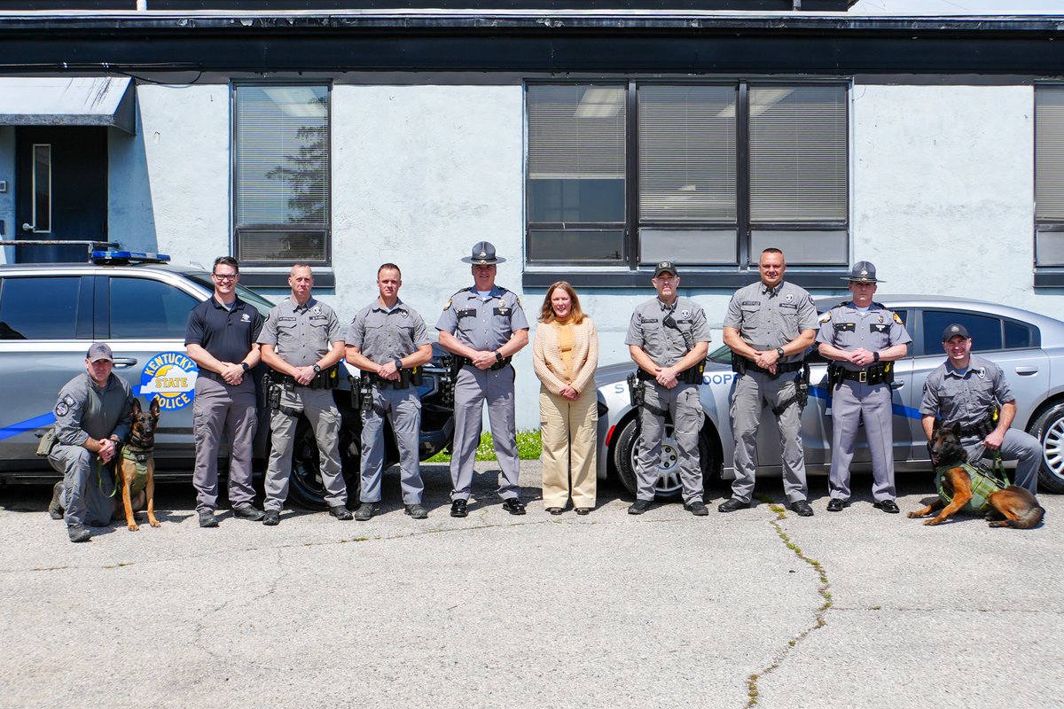 KSPFoundation's tweet image. 🐾 Big thanks to Debbie Irwin of Louisville for donating $20K to the KSP Foundation to outfit all @kystatepolice K9s with custom ballistic harnesses from Canine Tactical.
“I wanted to help keep the dogs safe who help keep us safe.” #ThankYou
