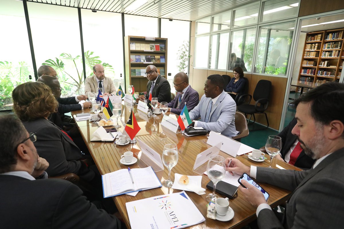 🌍🤝 Na manhã desta sexta-feira, 11 de abril, o presidente da FUNAG reuniu-se com os embaixadores no Brasil de Angola, Cabo Verde, Guiné Equatorial, Guiné-Bissau, Moçambique e Timor Leste.