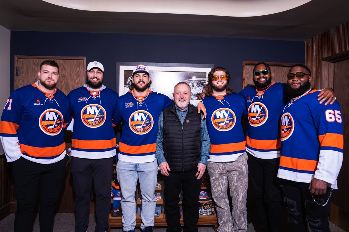 nyjets's tweet photo. team bonding at the @NYIslanders house last night! 🏒 https://t.co/T4vuMHX2hY