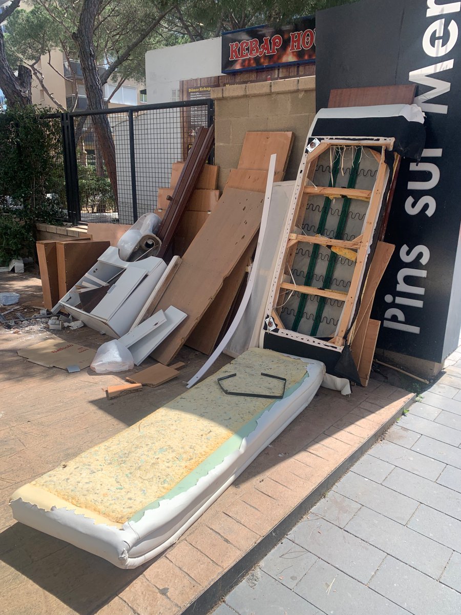 cgasper79's tweet photo. Hola @Blanes_cat , aquestes deixalleries ja porten més d’un mes al carrer i ningú es fa càrrec de la retirada.  Podeu enviar a netejar la zona si us plau! És una zona turística …. https://t.co/8tSBHSQKMs amb Av,Mediterrani. https://t.co/lIL5224i1P