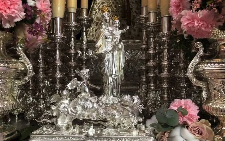 𝐈𝐍𝐕𝐈𝐓𝐀𝐂𝐈𝐎𝐍 | Desde nuestra Hermandad invitamos a todos los hermanos y devotos a la entronización de la imagen de Maria Auxiliadora en el frontal del paso de palio de Ntra. Sra. de los Desamparados, que tendrá lugar el próximo Sábado de Pasión a las 19:30h.