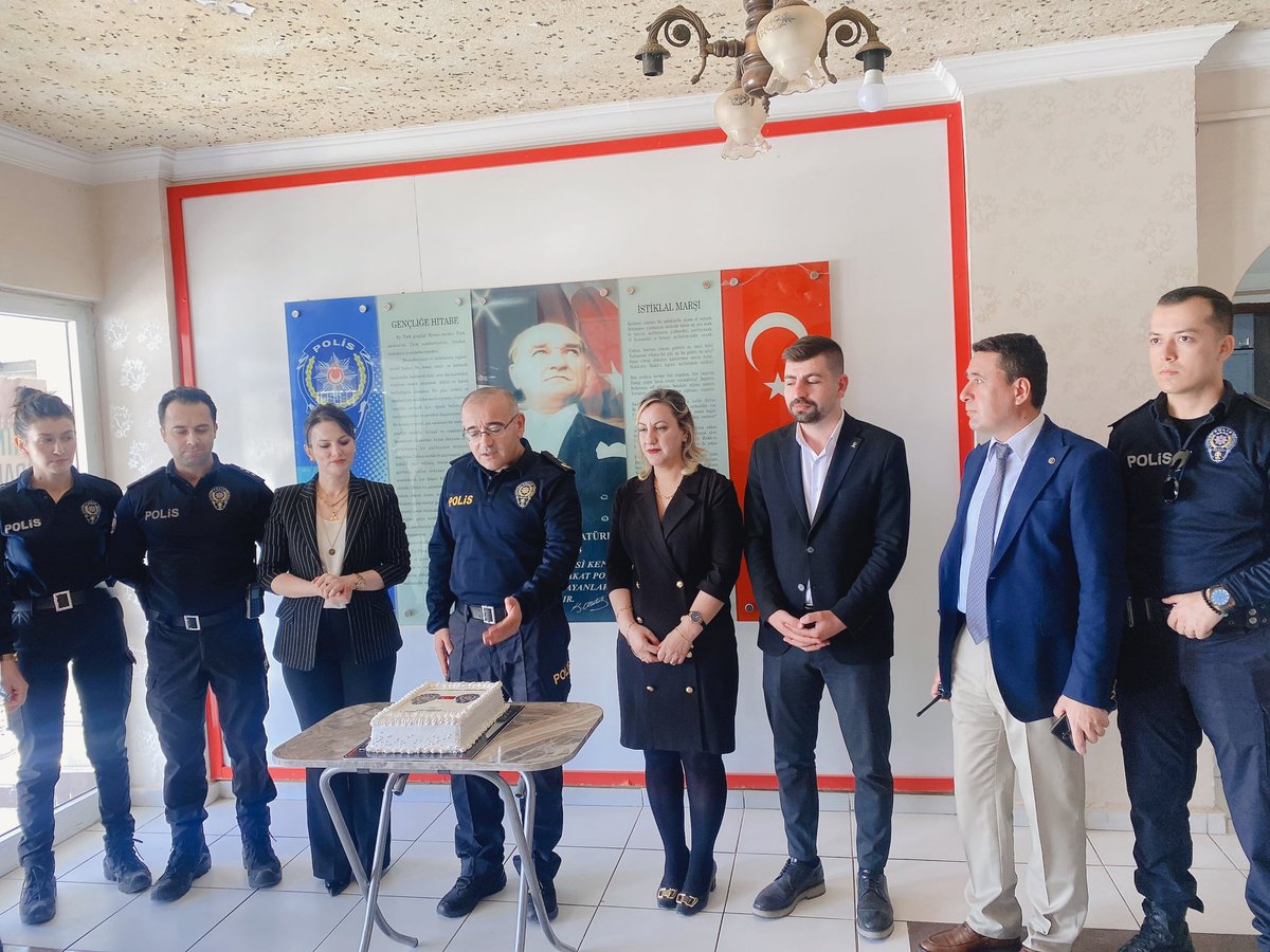 PartiSilopi's tweet photo. Huzurlu bir sokak, güvenli bir şehir,güçlü bir toplum 
Tüm bunların ardında fedakarca görev yapan kahraman polislerimiz var.  👮 👮‍♂️ 
Türk Polis teşkilatımızın 180.yılının #polishaftası’nı kutluyor polislerimize güç ve kolaylık diliyoruz. #PolisHaftası https://t.co/6AukIjhB33