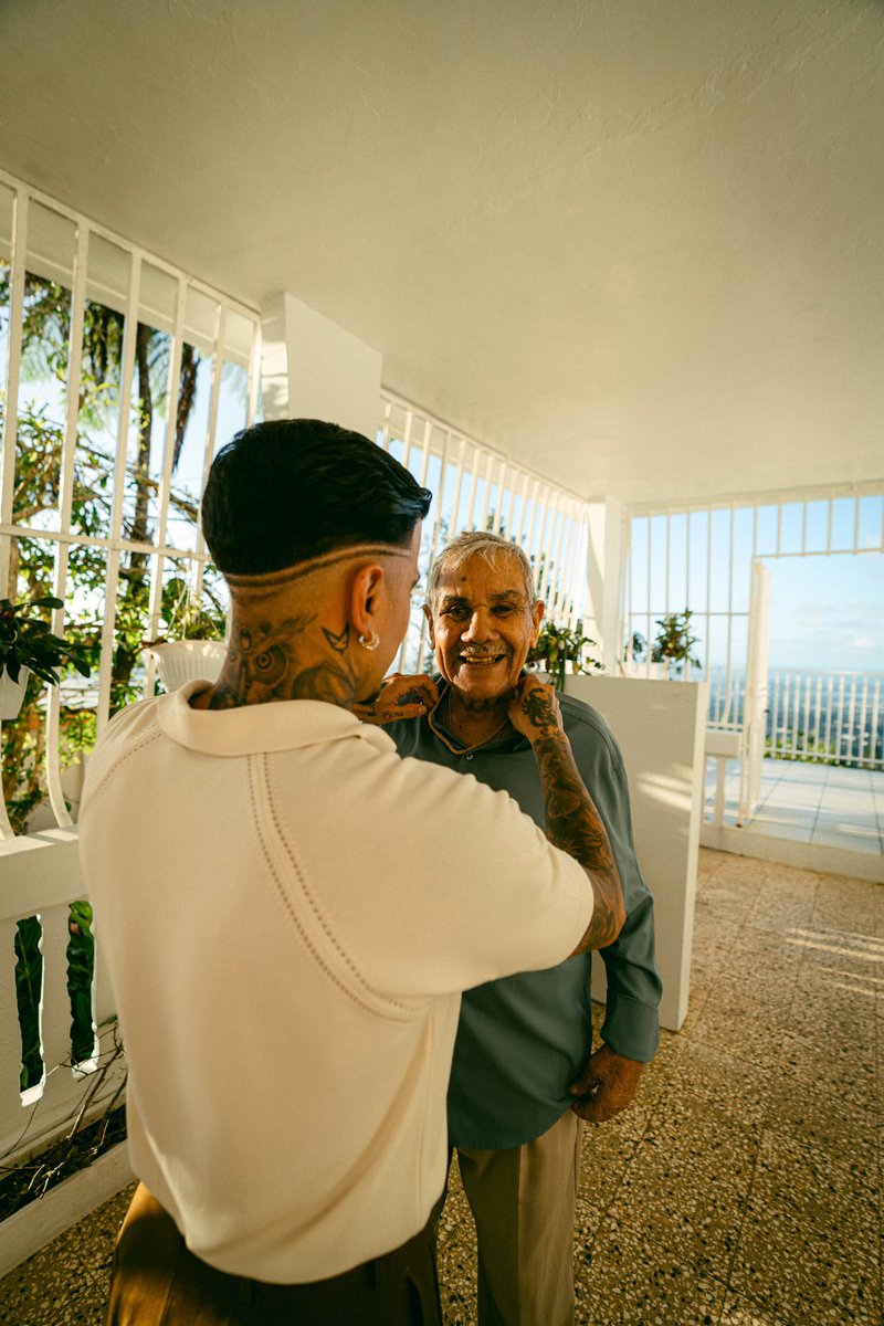 rauwalejandro's tweet photo. El nombre de Alejandro me lo dieron por mi abuelo. Por allí en la ciudad de los indios en un barrio llamado Palma Sola lo conocen como “Don Jando” el que fue a Nueva YoL  sin querer irse, pero volvió, el que toca la guitarra, y hace güiros y maracas mientras silba una canción. De generación en generación 🏡🇵🇷🤎 #CaritaLinda