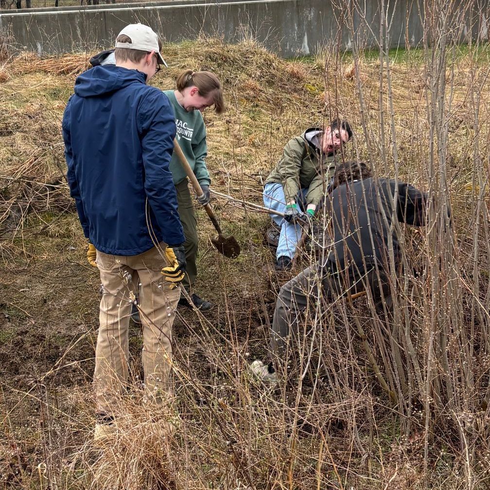 Our Upper School students dedicated their day to impactful community service, volunteering at numerous organizations, including Ganondagan, Lollypop Farm, Food Link, and St. Peter's Kitchen. 

We are proud of their commitment to making a tangible difference in the community.