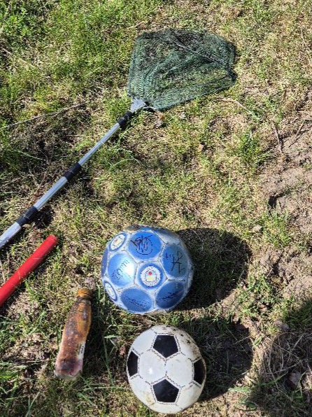 BBullrushes's tweet photo. Picked a few pieces of #litter on our morning run, then out #fishing in #Thulston brook to remove more @Lostfootballs. Someone had fish &amp; chips on our local park &amp; left the bag behind. Perfect for an afternoon litterpick &amp; another ⚽️ found in the hedgerow. @LitterReporting #Derby https://t.co/yEDqfTQ5FE