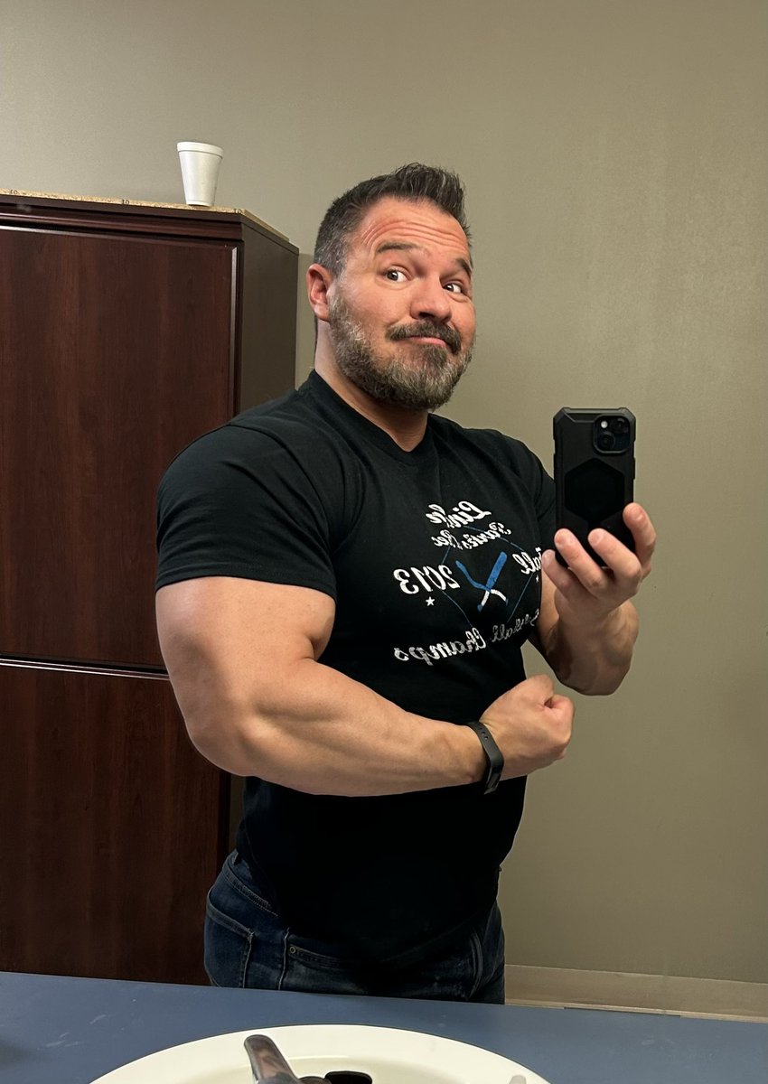 dredlifter's tweet photo. Casual Flex Friday T-shirt Edition.

It’s getting hard to find t-shirts to wear tat aren’t obnoxiously tight https://t.co/uNCk3x0TXu