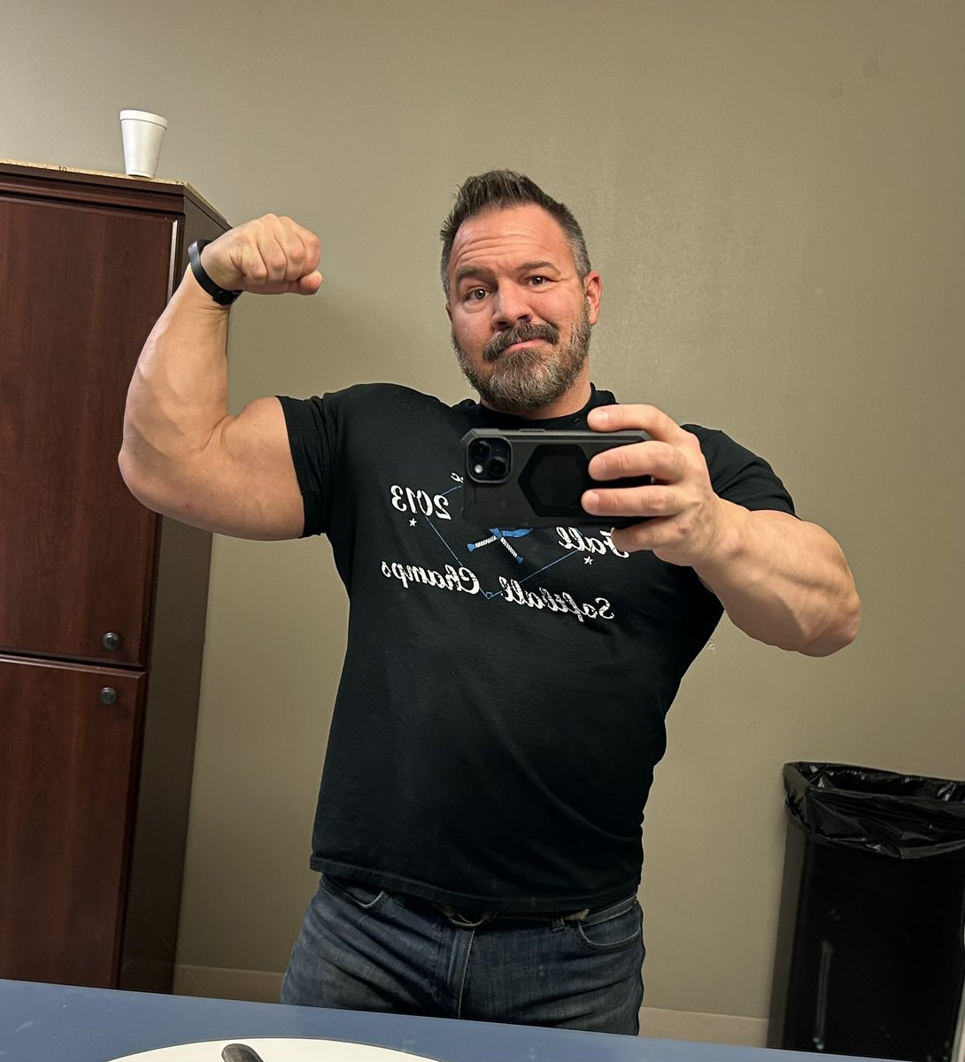 dredlifter's tweet photo. Casual Flex Friday T-shirt Edition.

It’s getting hard to find t-shirts to wear tat aren’t obnoxiously tight https://t.co/uNCk3x0TXu