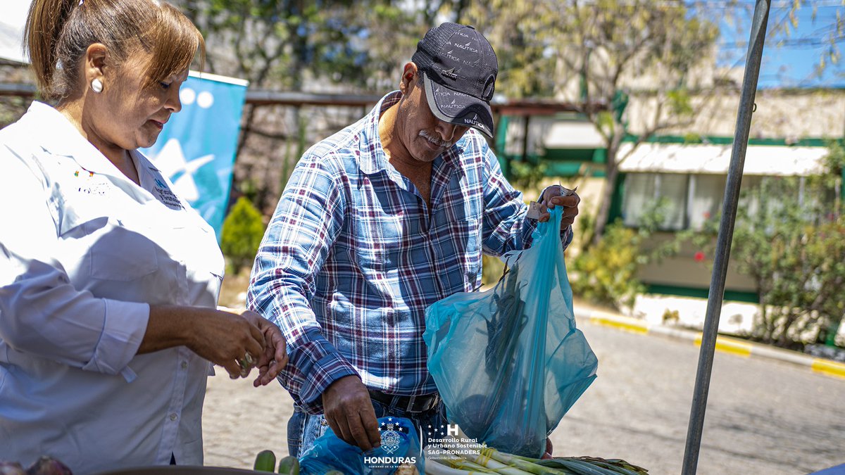 pronaders_hn's tweet photo. 💰🤝🦐 ¡Las #CajasProductivasRurales de #PRONADERS presentes en #FeriSAG Mariscos!

Para impulsar y dinamizar la economía #PRONADERS dice presente a la iniciativa de la #SAG, #FeriSAGMariscos, con la participación de socios de la Cooperativa "El Mejor Camino El Aguacatal" https://t.co/CxXasLBdq6