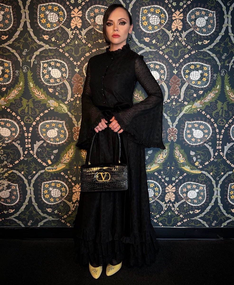 i like my women older so plz don’t tell me nothing about her past 🙄 i was in daycare 💯💯💯💯💯