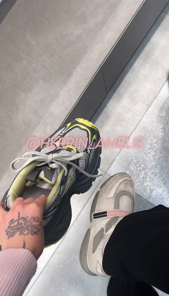 Mit welchen Schuhen soll ich dir deine Eier zertreten? Lieber Links oder rechts?👸🏼🙇🏻‍♂️

Ab in meine Dm‘s loser, los!

#sklave #herrin #geldherrin #geldsklave #loser #findom