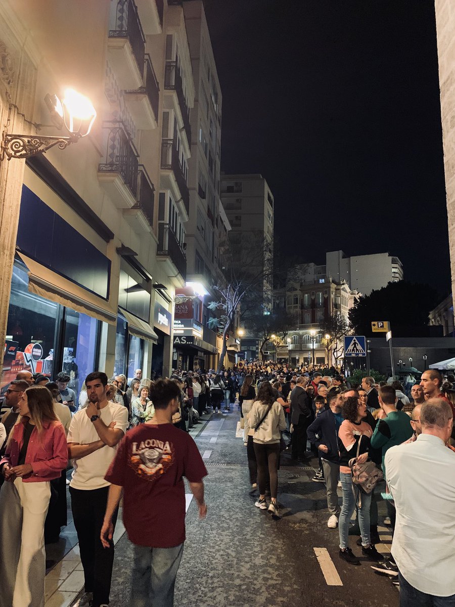 Viernes de Dolores, Soledad y Almeria.

La ciudad que nunca se cansa de esperarla.