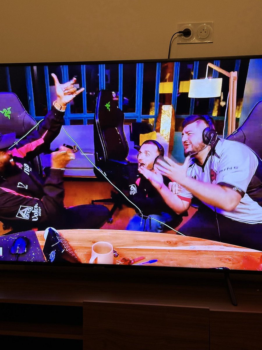 Nikof's tweet photo. Le live valo c’est une paralysie du sommeil bordel 😭😭 https://t.co/DhbZJOz8D3