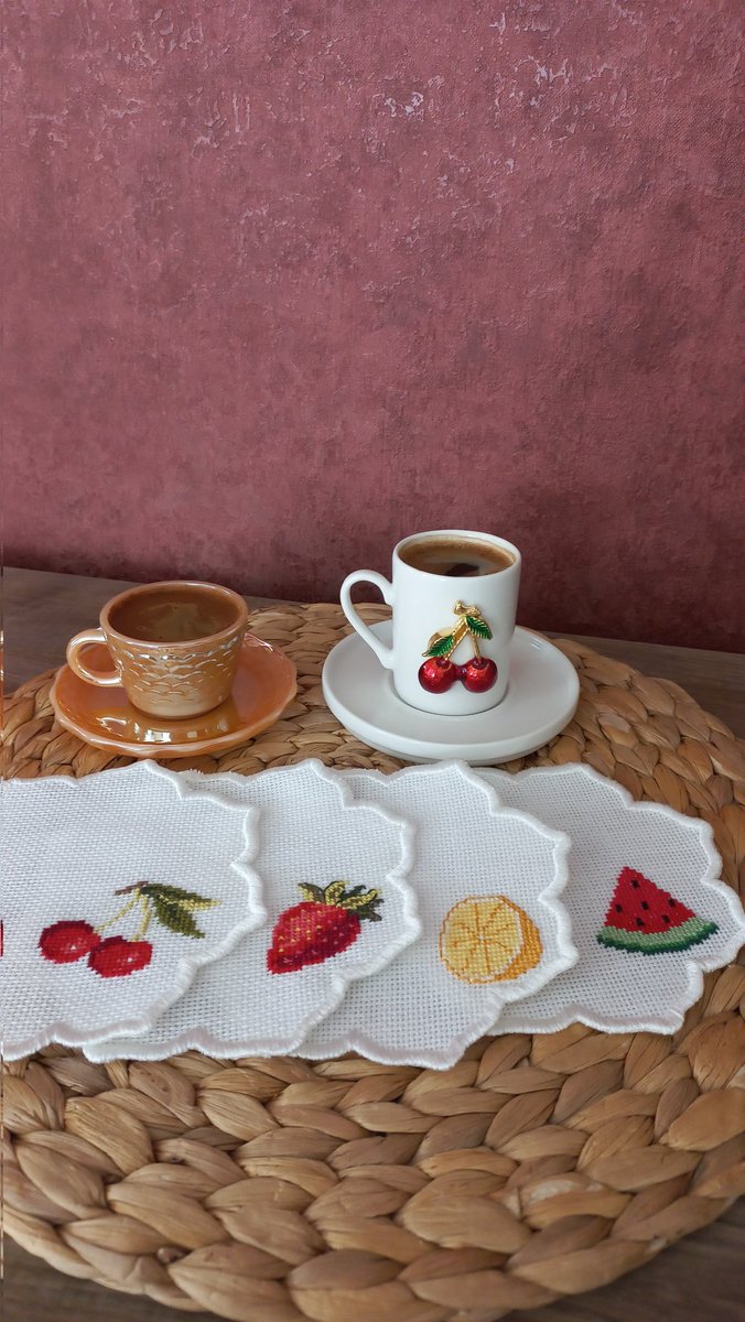 kubracanim's tweet photo. Örguleriniz yaparken kahve yanı  kanevice peceteleri bizden nasıl olmuş🍉🍒🍋🍓 
"Karpuz gibi serin, çilek gibi tatlı " https://t.co/OnikxdKNXx