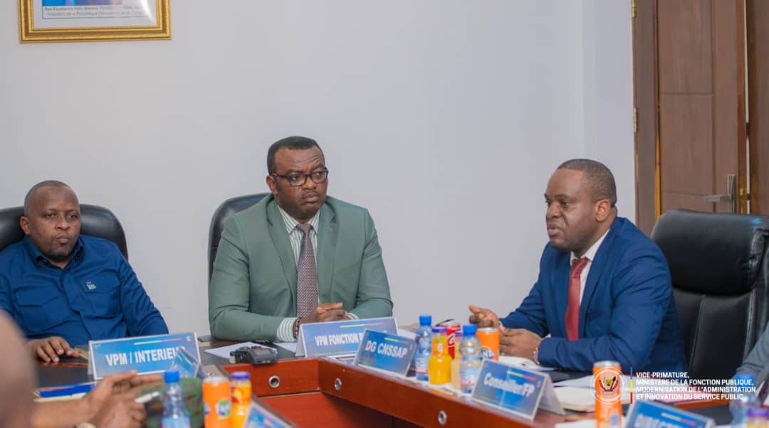 ArmyObjecteur's tweet photo. @Cnssap_RDC, sous la houlette de son DG M. @JuniorMata et sous l'encadrement du VPM @LihauEbua, s'active pour l'effectivité de la sécurité sociale en faveur des militaires et des policiers tel que le veut l Chef de l'Etat, SEM Félix-Antoine TSHISEKEDi TSHILOMBO. https://t.co/8ra1iZxokW