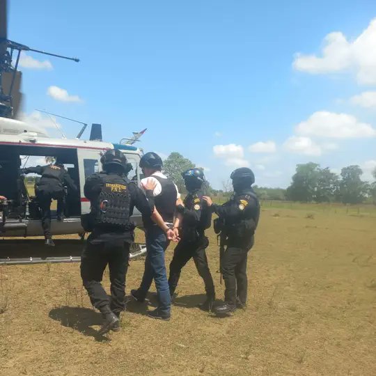 josejulianGuate's tweet photo. 12 extraditables han sido capturados este año, 5 de ellos están vinculados al narcotráfico.

Es entendible que algunos diputados estén enojados y pataleando en contra del gobierno. https://t.co/KelrfnYzd9