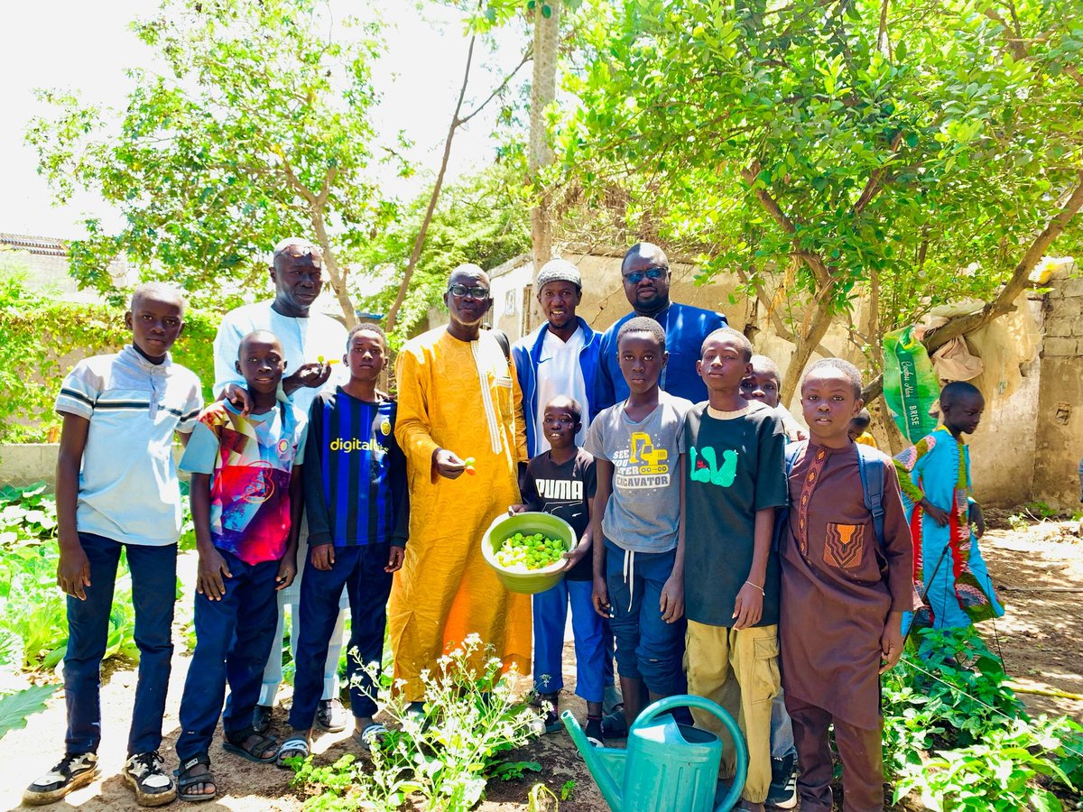 Nous avons eu le plaisir d’effectuer notre première récolte d’une variété de piment, en présence des élèves, du Comité de Gestion de l’École (CGE) et du personnel éducatif.

Ce moment fort marque l’importance du jardin École Verte comme outil pédagogique et écologique.