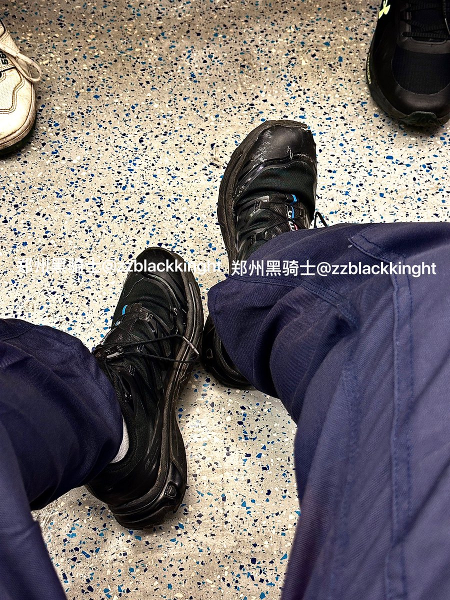 为什么每次穿鞋

都是右脚烂

扔了换个新的得了