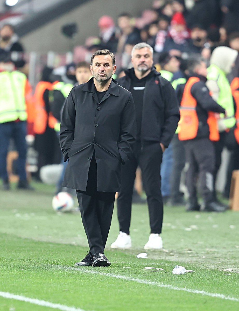 nexustransfer's tweet photo. 💥 Okan Buruk: "Fenerbahçe maçında yediğimiz goldeki ofsayt çizgisine inanmıyordum. Bugün yediğimiz goldekini görmedim." https://t.co/HnPlKxLPE8
