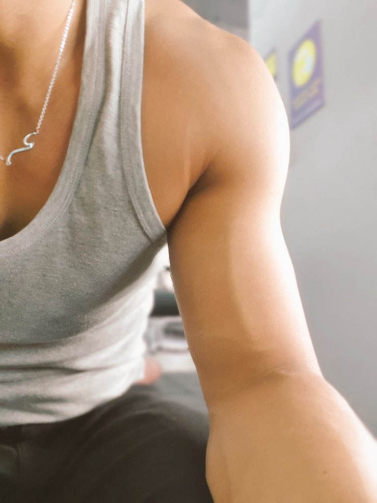 siantithesis's tweet image. Shoulders for you #cebuano  #bisaya