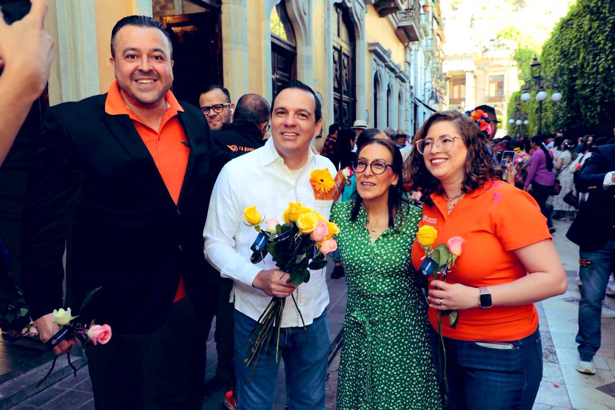 jorgelona1's tweet photo. Nuestras tradiciones son orgullo que vivimos todos. Fue una gran alegría acompañar a la Gobernadora @LibiaDennise en el #DíaDeLasFlores. Compartinos flores, agua fresca y nieve con las familias de Guanajuato capital. ¡Junto con la gente, celebramos la identidad que nos une! https://t.co/X7mtuc3qFT