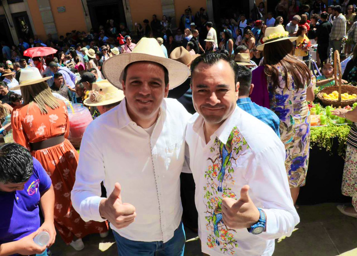 jorgelona1's tweet photo. Nuestras tradiciones son orgullo que vivimos todos. Fue una gran alegría acompañar a la Gobernadora @LibiaDennise en el #DíaDeLasFlores. Compartinos flores, agua fresca y nieve con las familias de Guanajuato capital. ¡Junto con la gente, celebramos la identidad que nos une! https://t.co/X7mtuc3qFT