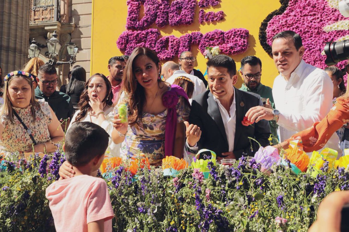 jorgelona1's tweet photo. Nuestras tradiciones son orgullo que vivimos todos. Fue una gran alegría acompañar a la Gobernadora @LibiaDennise en el #DíaDeLasFlores. Compartinos flores, agua fresca y nieve con las familias de Guanajuato capital. ¡Junto con la gente, celebramos la identidad que nos une! https://t.co/X7mtuc3qFT