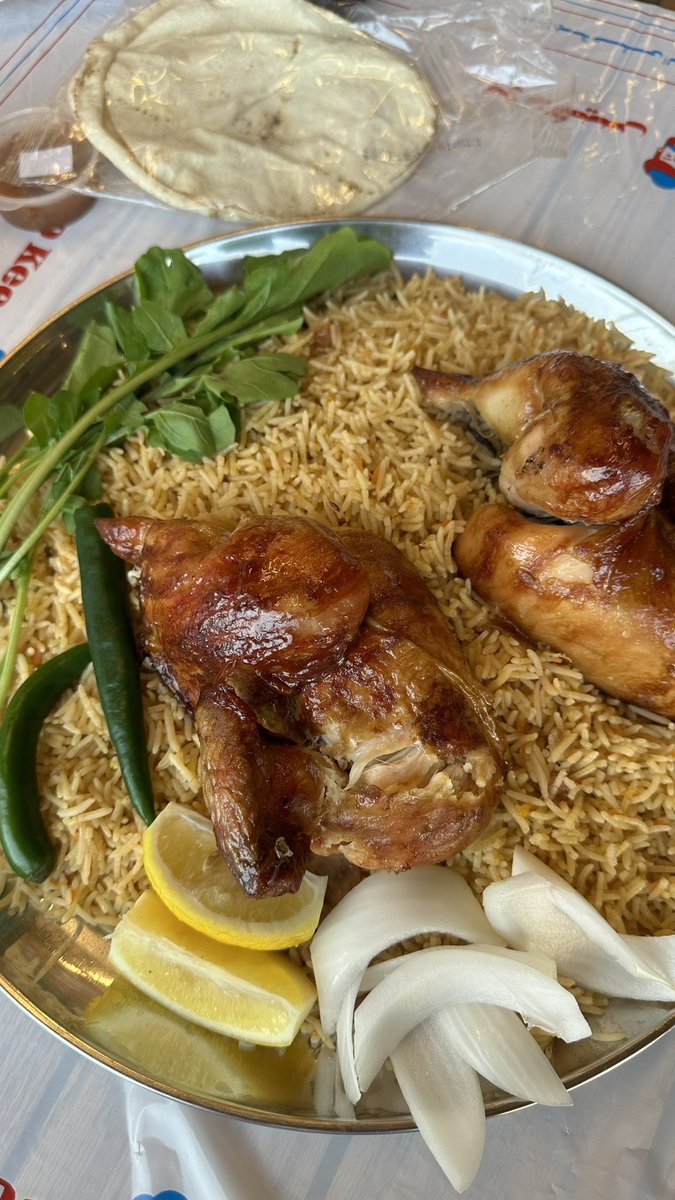Mojahed_sa's tweet photo. 📍 *أبو كيس بخاري – حي الربيع | الرياض*  
🍽️ من المطاعم اللي ترجع لها بدون تفكير!  
🥩 الدجاج مشوي صح، والرز نكهته مميزة  
💰 الأسعار مناسبة  
🧡 والمكان نظيف ومرتب  

جربته اليوم وفعلاً من الذ البخاري اللي أكلته مؤخرًا! 😋

#مطاعم_الرياض #بو_كيس #حي_الربيع #رز_بخاري https://t.co/jpWXAKecwj