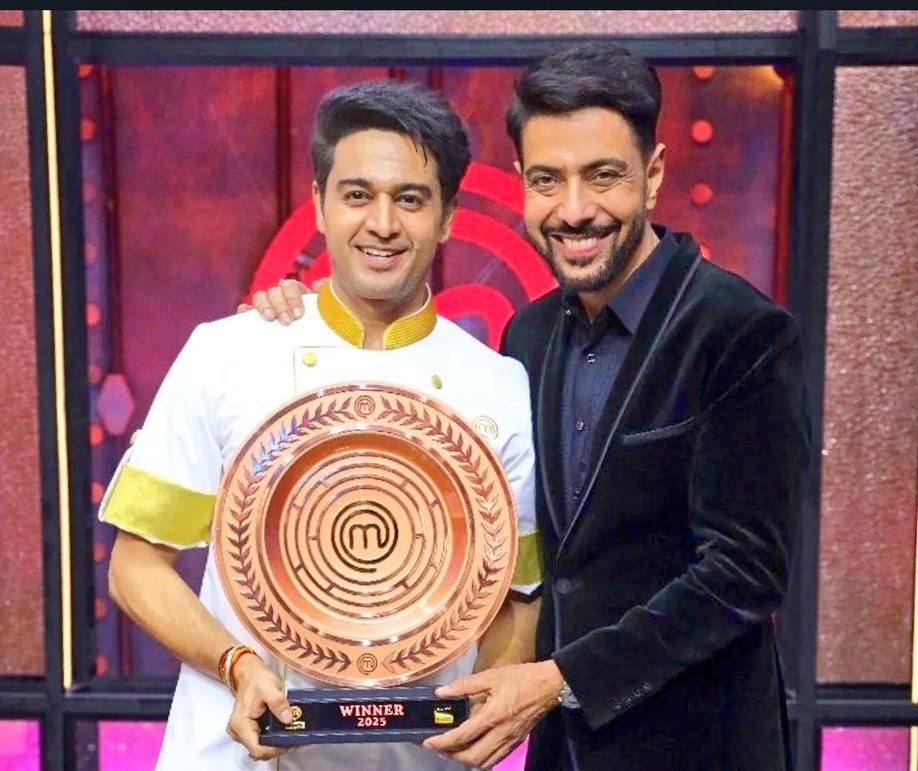 CallmePooji's tweet photo. From chef Vikas saying #YourFan to GK to chef Ranveer saying you cooked your way to our hearts, both of these compliments from them are such a HUGE DEAL🔥✨

Chef #RanveerBrar's and chef #VikasKhanna's messages and love for #GauravKhanna has my heart 🥺❤️

#CelebrityMasterChef ❤️ https://t.co/OHn9VXjM1k