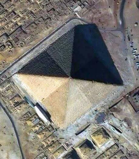 4gottnHistory's tweet photo. Well, this is crazy! the Great Pyramid of Giza has 8 sides.

But you can only see it during the spring or autumn equinox, when the sun hits it just right.

#AncientMysteries #Giza #Equinox #Architecture https://t.co/tJOt2ynMLW