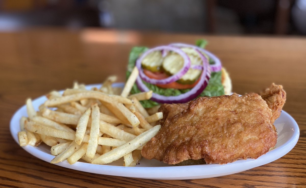 MacsWoodGrilled's tweet photo. #FridayFishFry! We're featuring Fish & Chips, with beer-battered whitefish, fries and tartar sauce and a Fried Fish Sandwich, with beer-battered whitefish, lettuce, tomatoes, red onions, pickles and tartar sauce (pic: TLM) #fishfry #lent #lentenfishfry #chicagobars https://t.co/5z85Fe4e9E