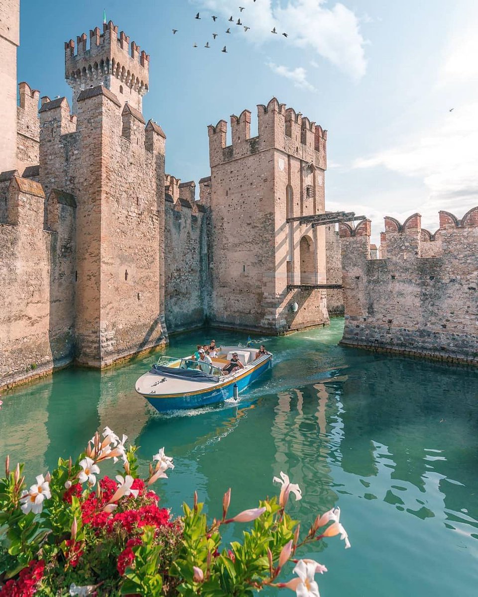 Exploring the Charm of Sirmione: Where History and Beauty Meet on the Shores of Lake Garda, Italy!