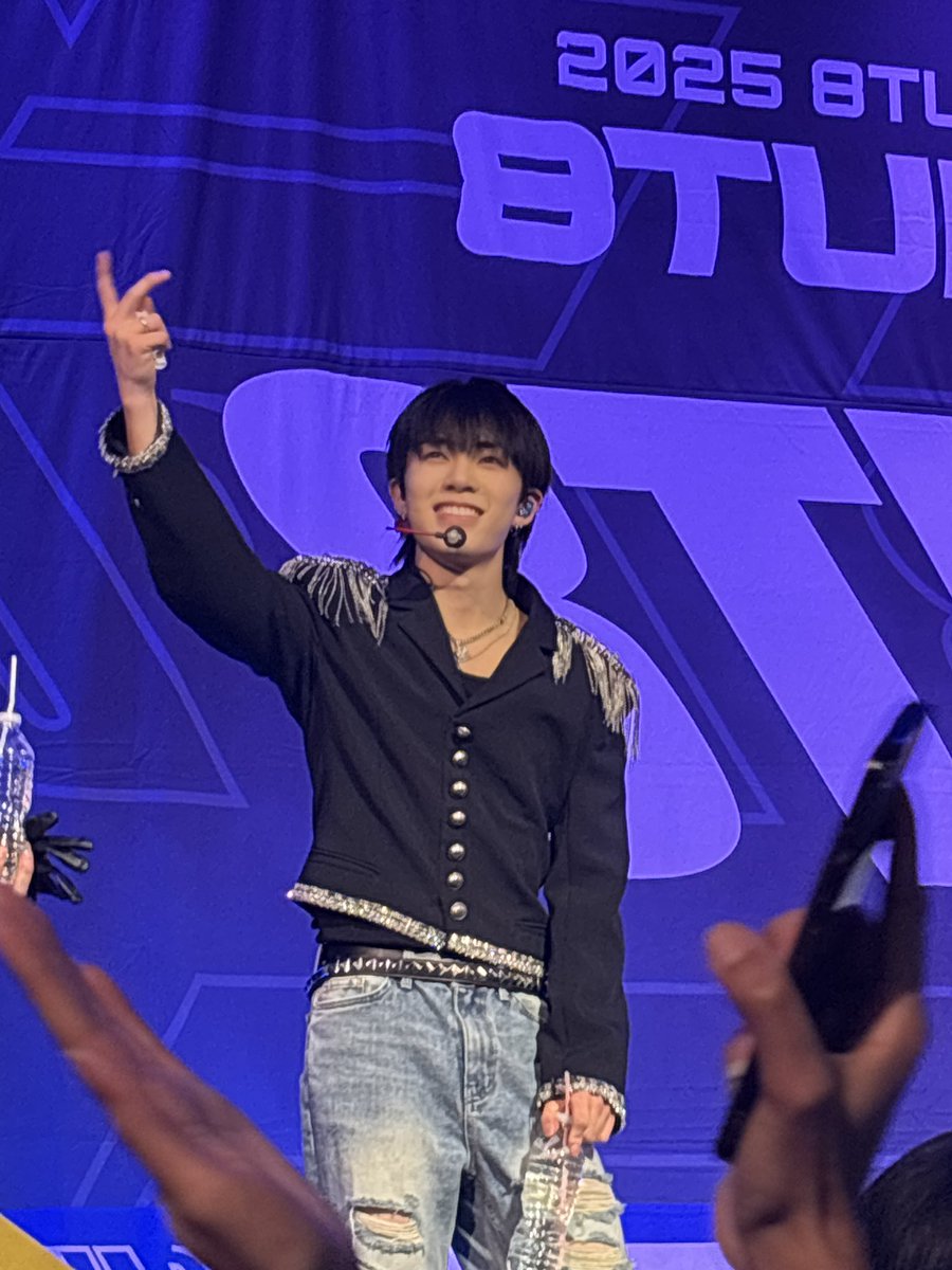 tetsuraez's tweet photo. TIME OF MY LIFE!!! i will never ever forget this 🫵🥹💙♾️
#8TURN #8TURNRISE #8TURN_DRESSCODE #YUNGYU_DRESSCODE 
#YOONSUNG_DRESSCODE
@_mymusictaste @8TURN_official https://t.co/KCQ0KgQ4F8