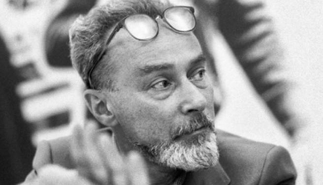 ultimoranet's tweet photo. È l’11 aprile 1987. Primo Levi muore, probabilmente suicida, gettandosi dalle scale della sua casa. Detenuto nei campi del Reich nazista, la sua opera più famosa incomincia con una poesia che è un appello al cuore dell’uomo.

“Voi che vivete sicuri
Nelle vostre tiepide case,
Voi che trovate tornando a sera
Il cibo caldo e visi amici:
Considerate se questo è un uomo
Che lavora nel fango
Che non conosce pace
Che lotta per mezzo pane
Che muore per un sì o per un no.
Considerate se questa è una donna,
Senza capelli e senza nome
Senza più forza di ricordare
Vuoti gli occhi e freddo il grembo
Come una rana d'inverno.
Meditate che questo è stato:
Vi comando queste parole.
Scolpitele nel vostro cuore
Stando in casa andando per via,
Coricandovi alzandovi;
Ripetetele ai vostri figli.
O vi si sfaccia la casa,
La malattia vi impedisca,
I vostri nati torcano il viso da voi.”