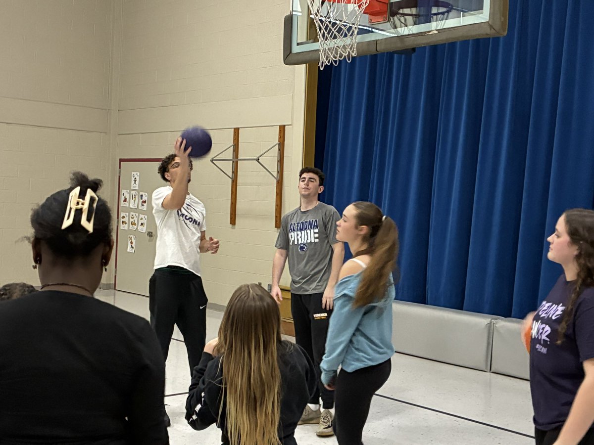 CoachMcGreal's tweet photo. Took some of the guys over to Penn Lincoln Elementary to run a little clinic for kids for good behavior! #PRIDEmentality
@NCAADIII @AMCCsports @PSAltoonaLions https://t.co/n3FQhRyxLd