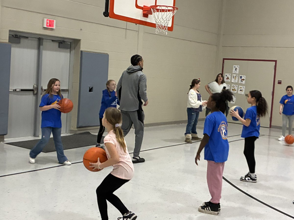 CoachMcGreal's tweet photo. Took some of the guys over to Penn Lincoln Elementary to run a little clinic for kids for good behavior! #PRIDEmentality
@NCAADIII @AMCCsports @PSAltoonaLions https://t.co/n3FQhRyxLd