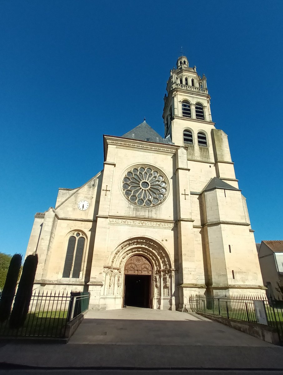 CathMelin's tweet photo. Sympathique après-midi à L'Isle-Adam.
De belles découvertes telles le pavillon chinois et son magnifique îlot de fraîcheur 🌳, l'église Saint-Martin ⛪️, la mairie 🏫 ainsi que  plusieurs espaces arborés en pleine ville. 🏡👍 https://t.co/yDOEGxjD5o