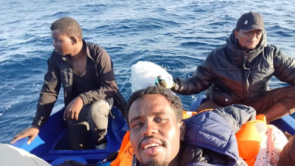SONNALIVE's tweet photo. 23 Somali migrants rescued off the coast of Algiers after their boat became stranded. Thanks to Ambassador Yusuf Ahmed Hassan (Jeego) for mobilizing swift support from Algerian authorities. #Somalia #Algeria #RescueOperation #MigrationSafety https://t.co/KQCAEbLkXA
