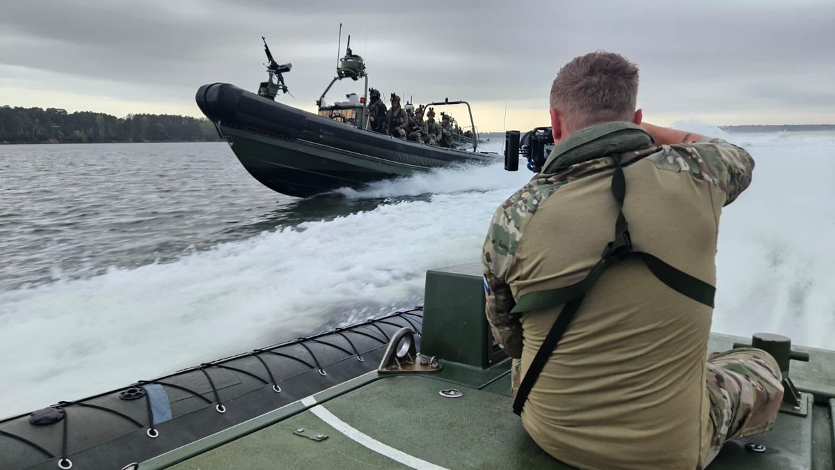 gkjw's tweet photo. De nacht is voor het ongedierte… én voor mariniers.
Twee weken in de VS mee met de compagnie uit de West.
Camera in de aanslag, veel geleerd, veel gelachen.
En af en toe dat besef: dit maak ik maar mooi weer even mee. #mediacentrumdefensie #KoninklijkeMarine #KorpsMariniers https://t.co/xFiTdSMJ7X