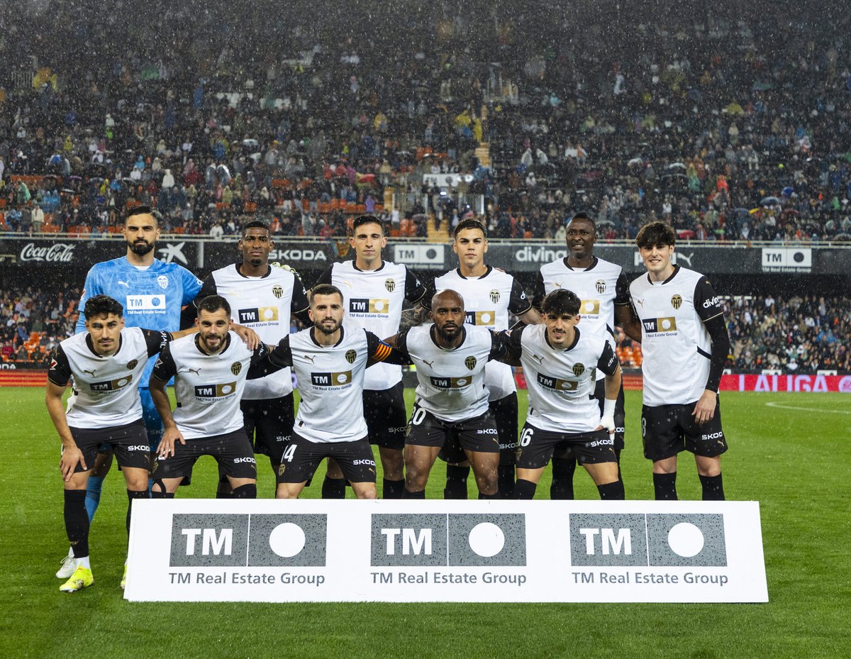 valenciacf's tweet photo. Hoy somos 45.618 en #Mestalla 🏟️🦇

GRÀCIES, AFICIÓ! 👏👏👏

#ValenciaSevillaFC
#ADNVCF https://t.co/X2uYKwjMWn