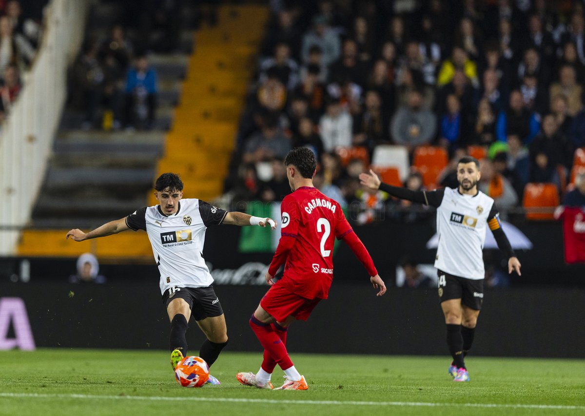 valenciacf's tweet photo. Hoy somos 45.618 en #Mestalla 🏟️🦇

GRÀCIES, AFICIÓ! 👏👏👏

#ValenciaSevillaFC
#ADNVCF https://t.co/X2uYKwjMWn
