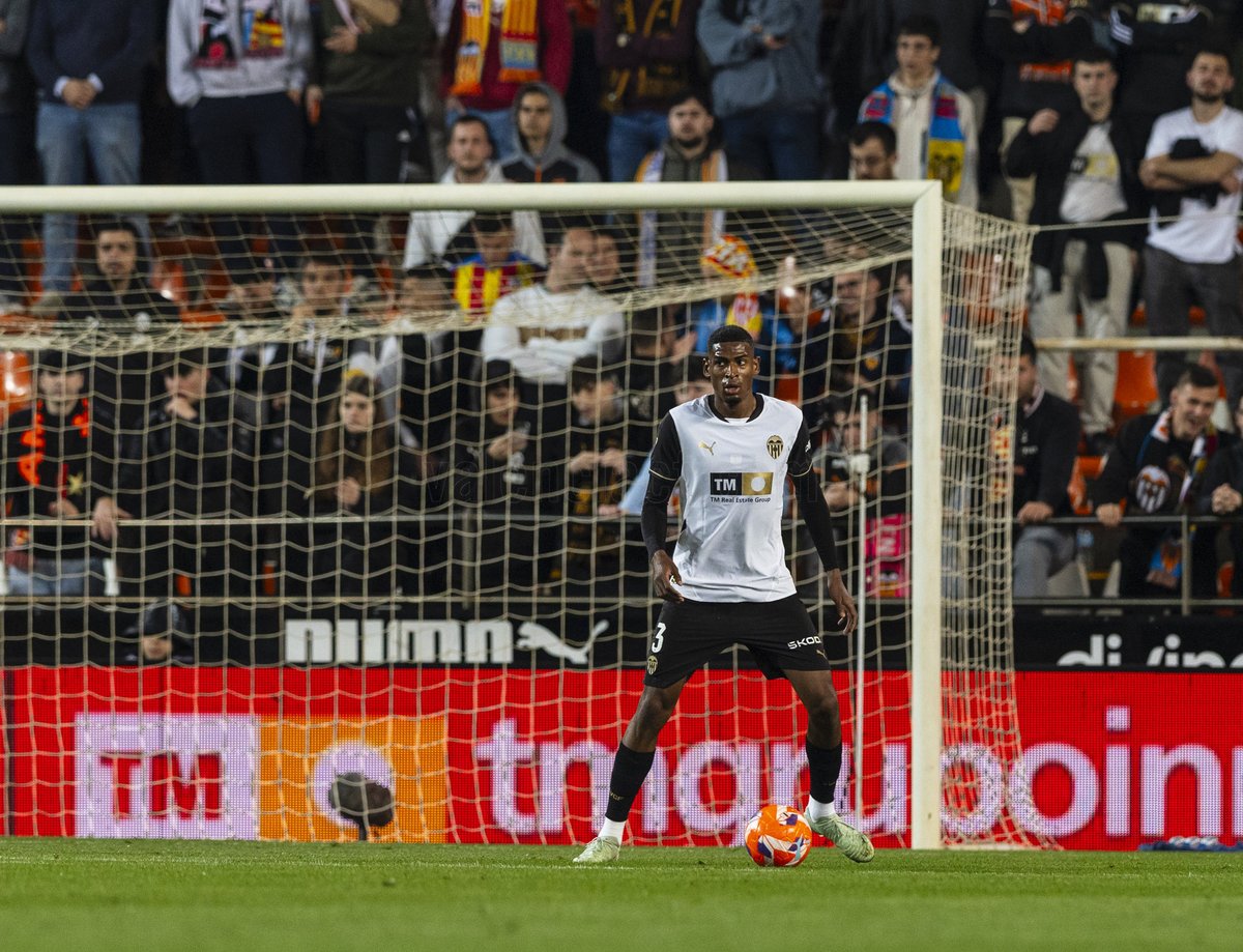 valenciacf's tweet photo. Hoy somos 45.618 en #Mestalla 🏟️🦇

GRÀCIES, AFICIÓ! 👏👏👏

#ValenciaSevillaFC
#ADNVCF https://t.co/X2uYKwjMWn