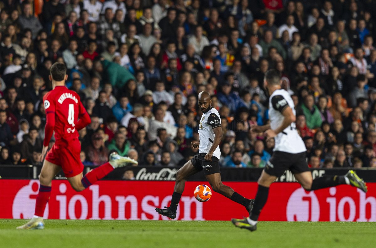 valenciacf's tweet photo. Hoy somos 45.618 en #Mestalla 🏟️🦇

GRÀCIES, AFICIÓ! 👏👏👏

#ValenciaSevillaFC
#ADNVCF https://t.co/X2uYKwjMWn