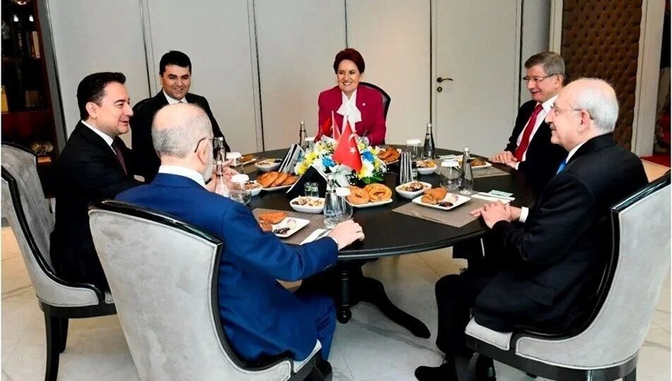 Şu masada DEM parti vardı da biz mi göremedik?
