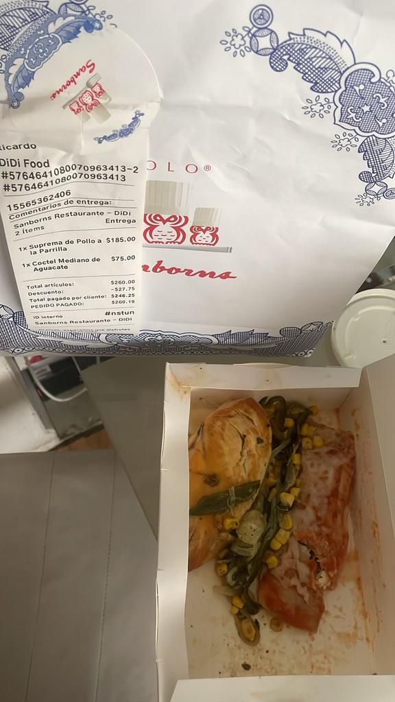 WasAlive_Once's tweet photo. . @solosanborns qué onda con ustedes en su sucursal de parque toreo? Pedí por aplicación una suprema de pollo y un coctel de aguacate y me traen ESTO, frío y aparte ya mordido. Si necesitan dinero, no lo obtengan robando a sus clientes, hay otras maneras... https://t.co/SxgMuSeq3F